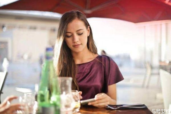 喜歡一個人如何暗示 女生談戀愛要點(diǎn)小伎倆