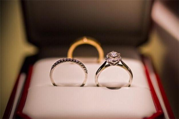 卡地亞對(duì)戒什么材質(zhì) 卡地亞對(duì)戒有哪些系列 卡地亞對(duì)戒什么材質(zhì) 卡地亞對(duì)戒有哪些系列