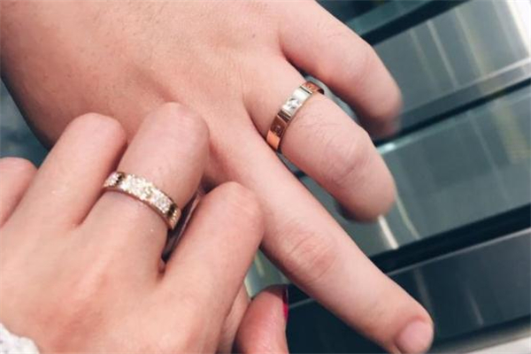 卡地亞對(duì)戒什么材質(zhì) 卡地亞對(duì)戒有哪些系列 卡地亞對(duì)戒什么材質(zhì) 卡地亞對(duì)戒有哪些系列