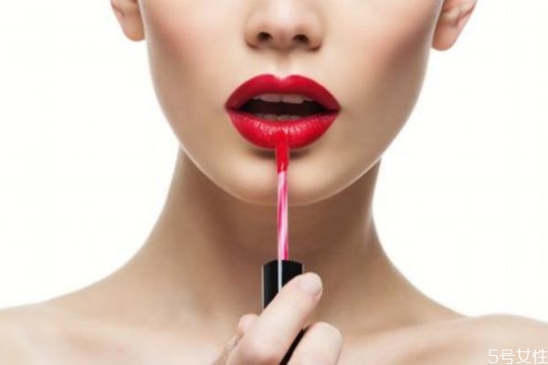 吃口紅會中毒嗎 吃飯喝水把口紅吃掉了會中毒嗎 吃口紅會中毒嗎 吃飯喝水把口紅吃掉了會中毒嗎