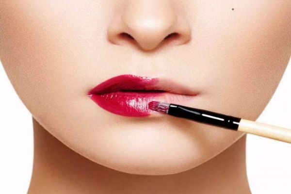 吃口紅會中毒嗎 吃飯喝水把口紅吃掉了會中毒嗎 吃口紅會中毒嗎 吃飯喝水把口紅吃掉了會中毒嗎