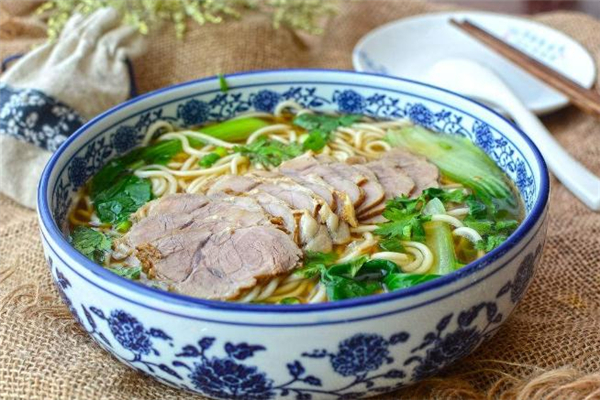 牛肉湯怎么做好喝 牛肉湯里放什么配菜好吃 牛肉湯怎么做好喝 牛肉湯里放什么配菜好吃