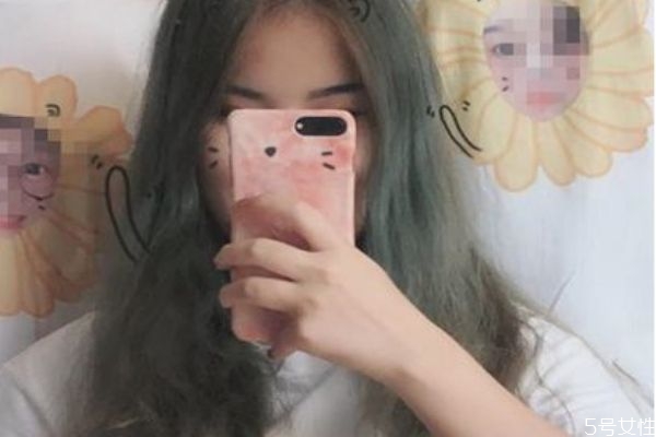 藍黑色掉色后是什么顏色 藍黑色頭發(fā)褪色后圖片