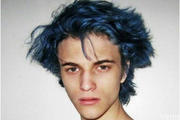 藍(lán)黑色染成黑色是怎么回事 黑藍(lán)色頭發(fā)還能改色嗎 藍(lán)黑色染成黑色是怎么回事 黑藍(lán)色頭發(fā)還能改色嗎