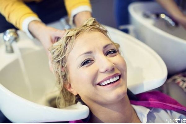 為什么頭發(fā)會(huì)出油呢 頭發(fā)出油的原因有什么呢