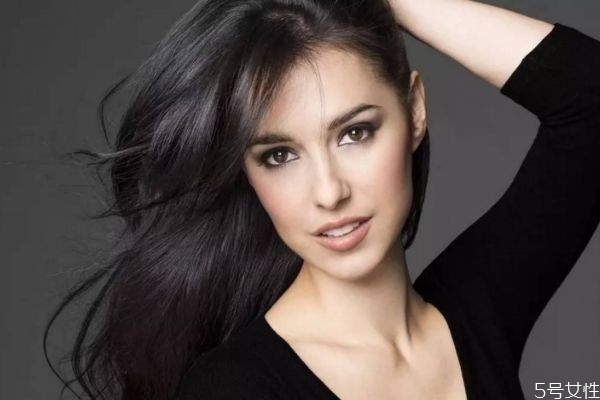 為什么頭發(fā)會(huì)出油呢 頭發(fā)出油的原因有什么呢