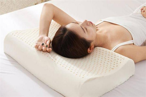 乳膠枕頭的正確睡法 乳膠枕頭睡高的一面還是低的一面 乳膠枕頭的正確睡法 乳膠枕頭睡高的一面還是低的一面