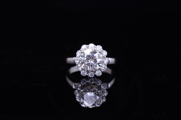 莫桑鉆是鉆石的一種嗎 莫桑鉆值得買嗎