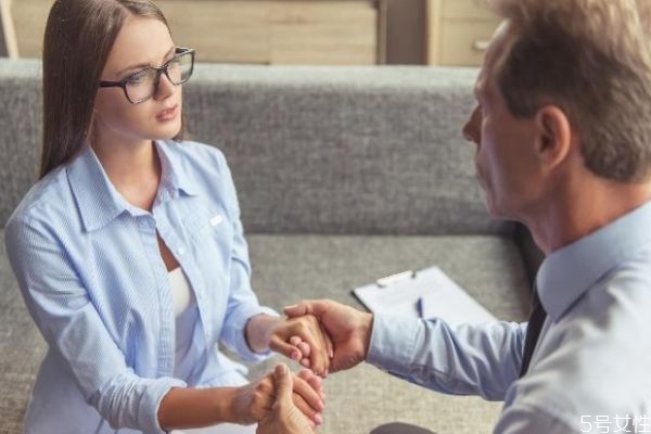 出軌男人的表現(xiàn)和心態(tài) 男人出軌的原因 出軌男人的表現(xiàn)和心態(tài) 男人出軌的原因