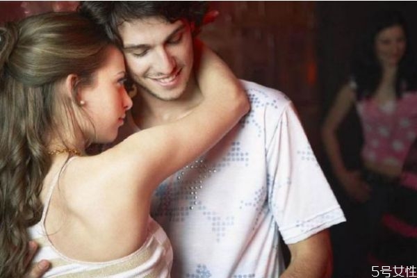 出軌男人的表現(xiàn)和心態(tài) 男人出軌的原因 出軌男人的表現(xiàn)和心態(tài) 男人出軌的原因