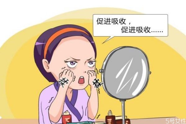 為什么會形成脂肪粒呢 脂肪?？梢韵龁?></p><h3>脂肪?？梢韵龁?/h3><p>可以的。</p><p>1.眼霜消除脂肪粒。去除眼部的脂肪粒用啫喱狀的眼霜，卸妝油主要用于去除鼻子上的脂肪粒。</p><p>2.我們可以先用洗面奶去洗臉，做好清潔，然后就可以用上眼霜或卸妝油，但是不能超過15分鐘，而且不要經(jīng)常性的使用。</p><p>3.針挑消除脂肪粒。用粉刺針找到里面的白色膿粒，把它挑出來就可以了，最后用棉簽沾點酒精在傷口處消毒，以防感染。不過如果是靠近我們眼睛的地方，為了安全起見，還是不要自己動手比較好。</p><p>4.排毒消除脂肪粒。身體內(nèi)分泌失調(diào)會讓我們的面部油脂分泌過剩，再加上如果沒有得到徹底的清潔，就會堵塞毛孔，有了脂肪粒。所以我們可以用一些排毒的方法來解決。</p><p>5.在每天早晨起床后，我們也可以空腹喝一杯檸檬水，有降低血脂，幫助排毒的效果，能夠有效的去除脂肪粒。</p><p>6.維生素E消除脂肪粒。大家平時可以準備一些維生素E油，平時睡覺之前可以把維他均勻的涂抹在眼睛周圍有脂肪粒的地方，并且用雙手輕輕按摩幾分鐘，堅持一個月左右，眼部周圍的脂肪粒便能脫落。</p><p style=