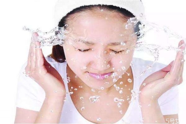 可以不可以用冷水洗臉呢 用冷水洗臉會(huì)怎么樣呢