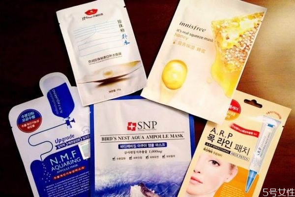 秋冬季節(jié)應(yīng)該怎么給皮膚補水呢 秋冬季節(jié)怎么護膚呢