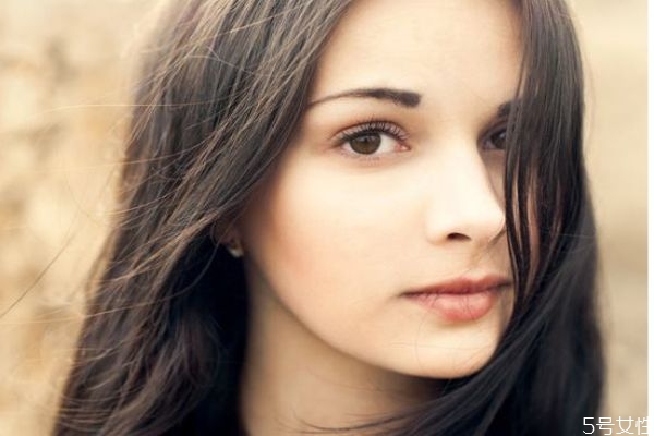 為什么秋季頭發(fā)會比較干燥呢 秋季怎么護發(fā)呢 為什么秋季頭發(fā)會比較干燥呢 秋季怎么護發(fā)呢