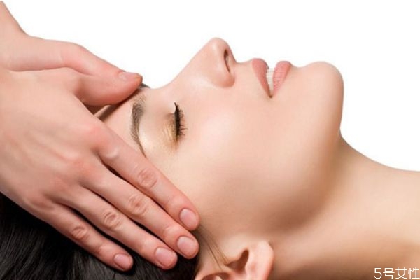 按摩精油和精油一樣嗎 按摩精油有啥作用 按摩精油和精油一樣嗎 按摩精油有啥作用