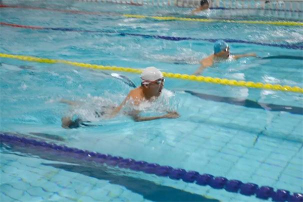 蛙泳蹬腿時(shí)是閉氣嗎 蛙泳蹬腿多久能學(xué)會(huì)