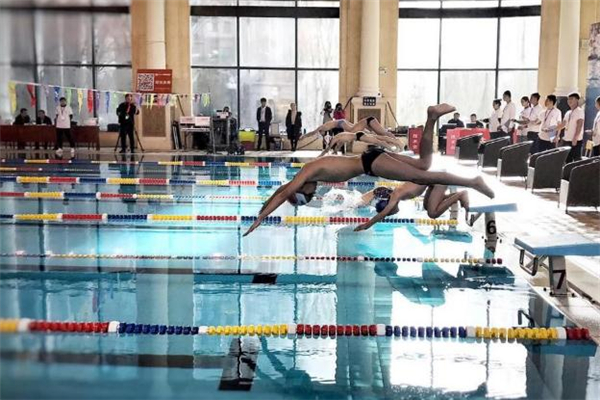 蛙泳蹬腿時(shí)腰要怎么樣 蛙泳蹬腿時(shí)是用腳心蹬水嗎