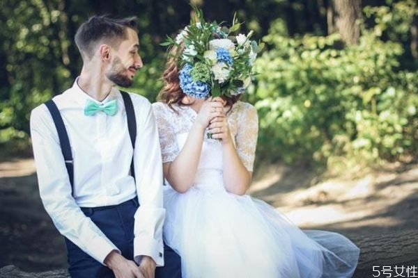 先領(lǐng)證再結(jié)婚靠譜嗎 先領(lǐng)證后結(jié)婚利弊 先領(lǐng)證再結(jié)婚靠譜嗎 先領(lǐng)證后結(jié)婚利弊