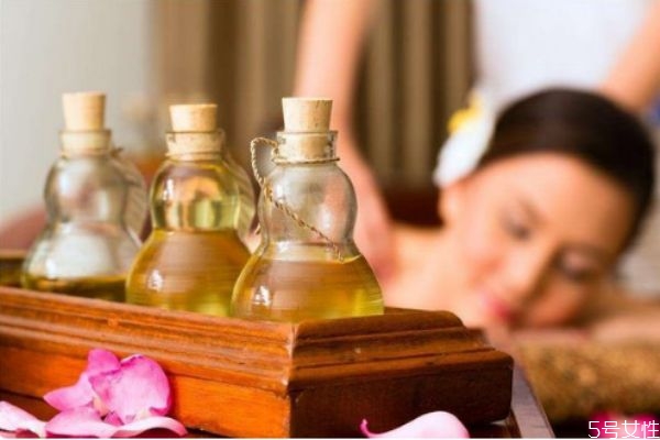 按摩精油和精油一樣嗎 按摩精油有啥作用 按摩精油和精油一樣嗎 按摩精油有啥作用