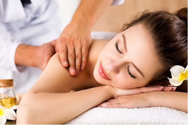 按摩精油和精油一樣嗎 按摩精油有啥作用 按摩精油和精油一樣嗎 按摩精油有啥作用