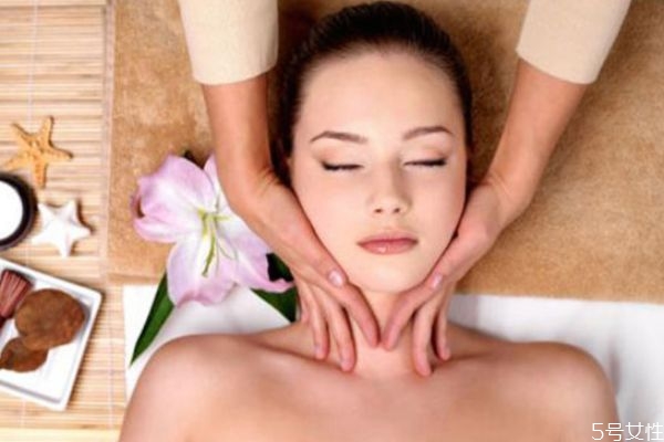 按摩精油和精油一樣嗎 按摩精油有啥作用 按摩精油和精油一樣嗎 按摩精油有啥作用