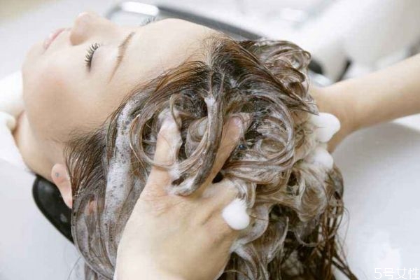 頭發(fā)需要保養(yǎng)嗎 頭發(fā)應(yīng)該怎么保養(yǎng)呢 頭發(fā)需要保養(yǎng)嗎 頭發(fā)應(yīng)該怎么保養(yǎng)呢