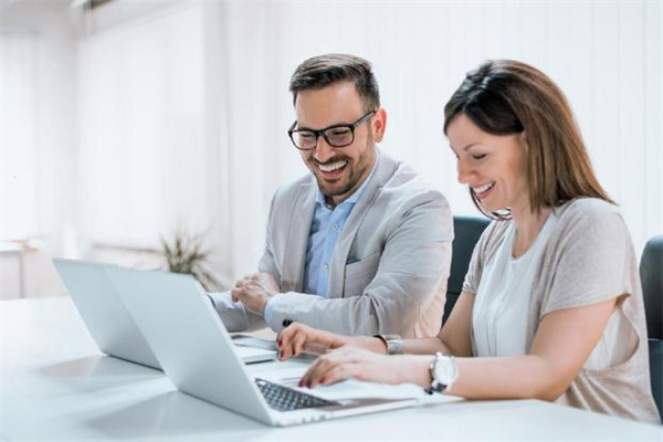 和領(lǐng)導談戀愛怎么相處 跟領(lǐng)導談戀愛該不該公開