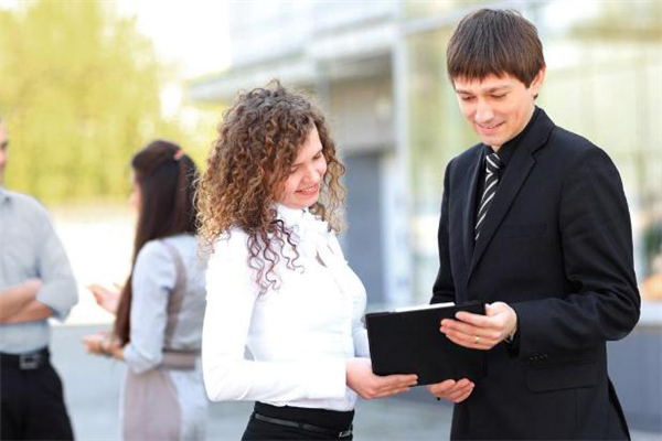 和領(lǐng)導談戀愛怎么相處 跟領(lǐng)導談戀愛該不該公開