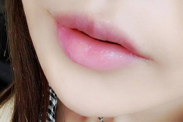 冬天口紅用啞光的還是滋潤的 口紅啞光和滋潤有什么不同 冬天口紅用啞光的還是滋潤的 口紅啞光和滋潤有什么不同