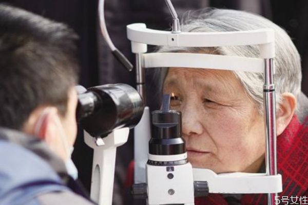 什么是白內(nèi)障呢 白內(nèi)障有什么危害呢 什么是白內(nèi)障呢 白內(nèi)障有什么危害呢