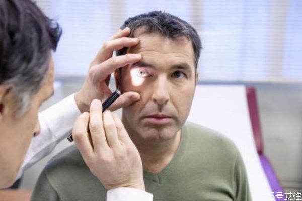 什么是白內(nèi)障呢 白內(nèi)障有什么危害呢 什么是白內(nèi)障呢 白內(nèi)障有什么危害呢