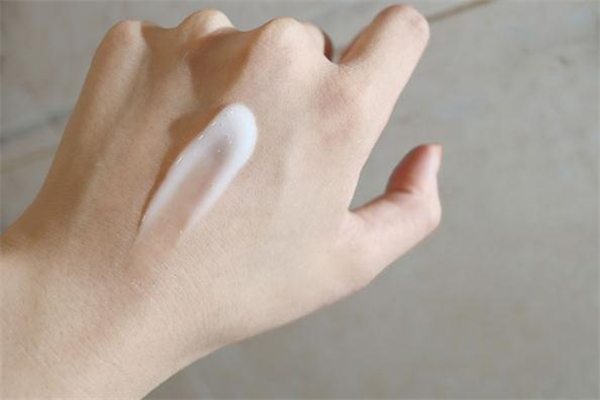 rnw水乳怎么辨別真假 哪里可以買(mǎi)到rnw正品