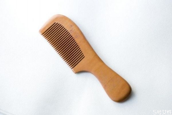 哪種梳子對(duì)頭發(fā)好 買(mǎi)梳子要注意什么