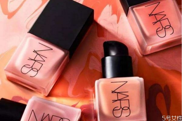 腮紅液和腮紅膏哪個好用 腮紅液前要用散粉嗎 腮紅液和腮紅膏哪個好用 腮紅液前要用散粉嗎