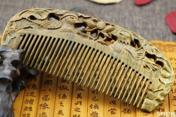 哪種梳子對(duì)頭發(fā)好 買(mǎi)梳子要注意什么