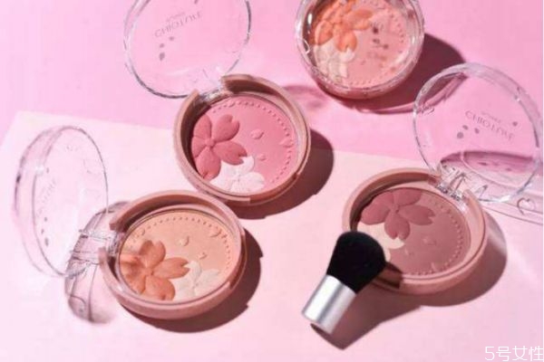 腮紅液和腮紅膏哪個好用 腮紅液前要用散粉嗎 腮紅液和腮紅膏哪個好用 腮紅液前要用散粉嗎