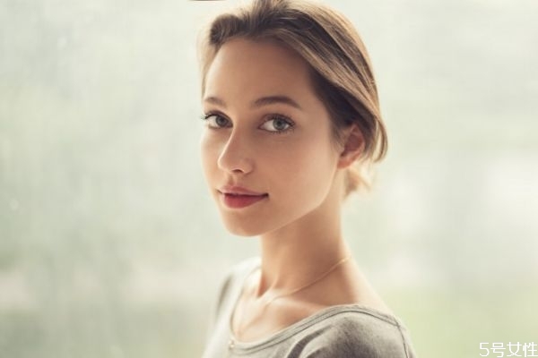 和剛認(rèn)識(shí)的女生怎么聊天 和女孩子聊天怎么找話(huà)題