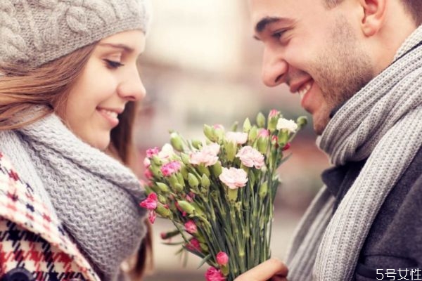 女朋友發(fā)微信問在嗎應該怎么回呢