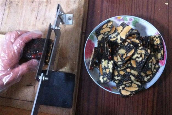 容易上火的人能吃阿膠糕嗎 阿膠糕配什么吃不上火 容易上火的人能吃阿膠糕嗎 阿膠糕配什么吃不上火