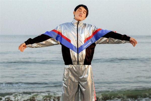 男生穿什么運(yùn)動外套好看 男生運(yùn)動外套什么款式好看