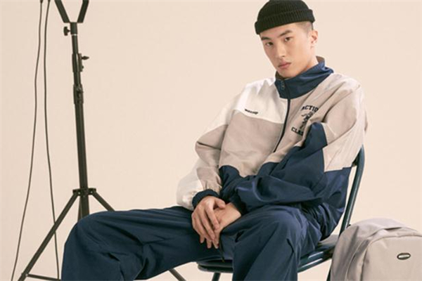 男生穿什么運(yùn)動外套好看 男生運(yùn)動外套什么款式好看