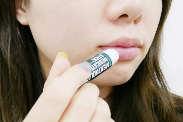 開架潤唇膏哪個牌子好 大干唇的超潤開架護(hù)唇膏推薦