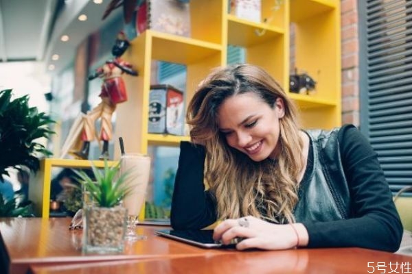 在咖啡館怎么成功搭訕美女 看見心動(dòng)異性如何搭訕