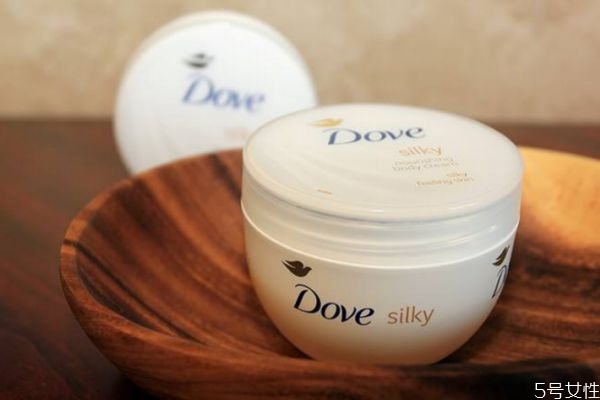 身體乳和護(hù)手霜的區(qū)別 身體乳的正確使用頻率 身體乳和護(hù)手霜的區(qū)別 身體乳的正確使用頻率