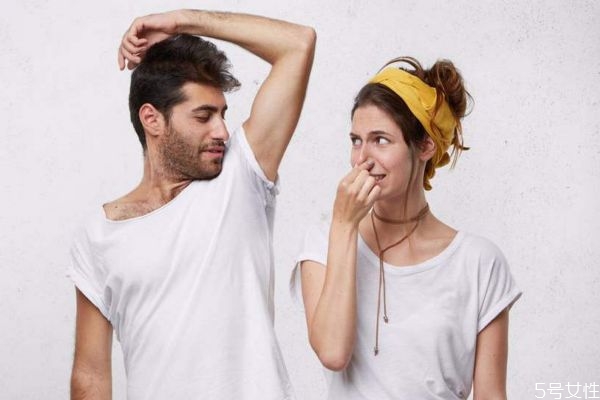 狐臭造成的原因有什么呢 如何預防狐臭呢 狐臭造成的原因有什么呢 如何預防狐臭呢