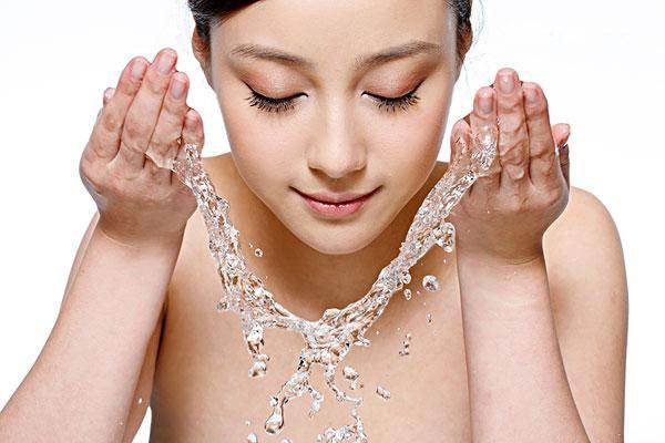 紅茶水洗臉可以消除黑眼圈嗎 紅茶水洗臉可以抗皺嗎 紅茶水洗臉可以消除黑眼圈嗎 紅茶水洗臉可以抗皺嗎