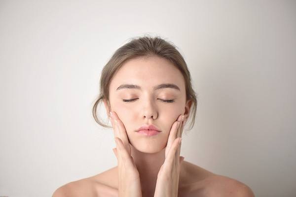 使用卸妝油易長痘痘嗎 如何正確護(hù)理肌膚 使用卸妝油易長痘痘嗎 如何正確護(hù)理肌膚