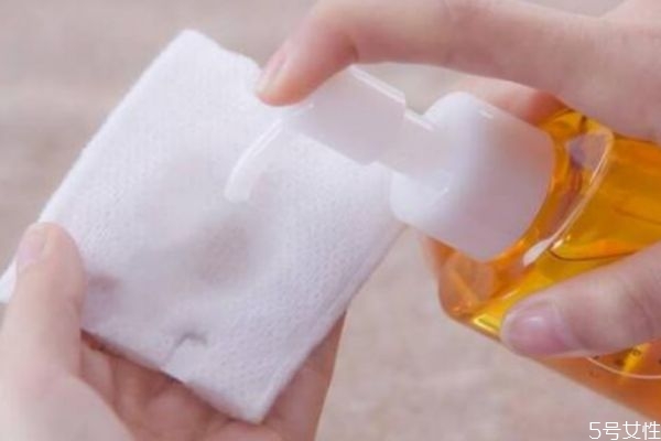 卸妝油和卸妝水有什么區(qū)別呢 卸妝油成分有什么呢 卸妝油和卸妝水有什么區(qū)別呢 卸妝油成分有什么呢