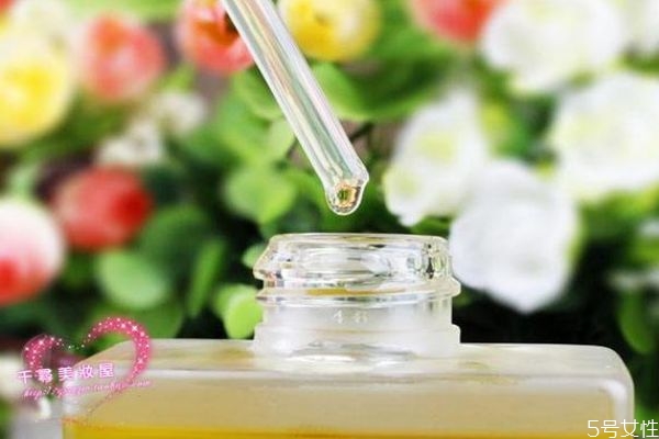 卸妝油和卸妝水有什么區(qū)別呢 卸妝油成分有什么呢 卸妝油和卸妝水有什么區(qū)別呢 卸妝油成分有什么呢