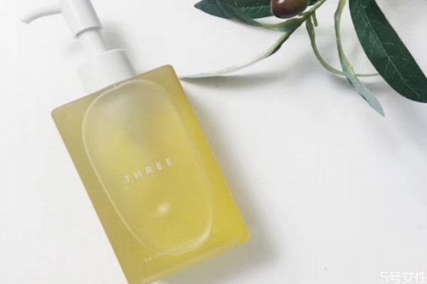 卸妝油和卸妝水有什么區(qū)別呢 卸妝油成分有什么呢 卸妝油和卸妝水有什么區(qū)別呢 卸妝油成分有什么呢